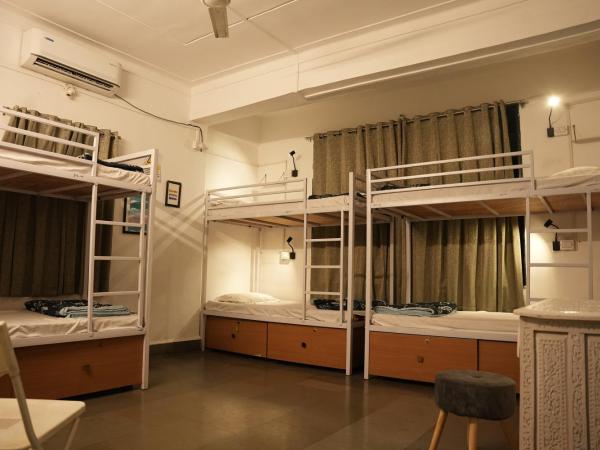 Hostell One - A complete backpacker & Coworking Hub : photo 2 de la chambre lit simple dans dortoir à 6 lits