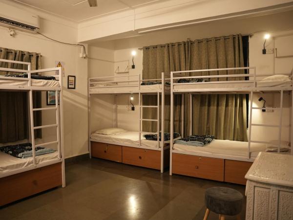 Hostell One - A complete backpacker & Coworking Hub : photo 1 de la chambre lit simple dans dortoir à 6 lits