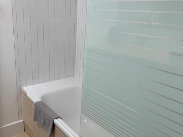 Chambres d'hôtes Des Tours à La Rochelle : photo 1 de la chambre chambre double maulevault - vue sur piscine