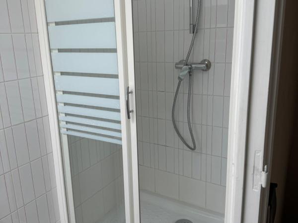 Chambres d'hôtes Des Tours à La Rochelle : photo 1 de la chambre chambre familiale avec douche - la chaîne