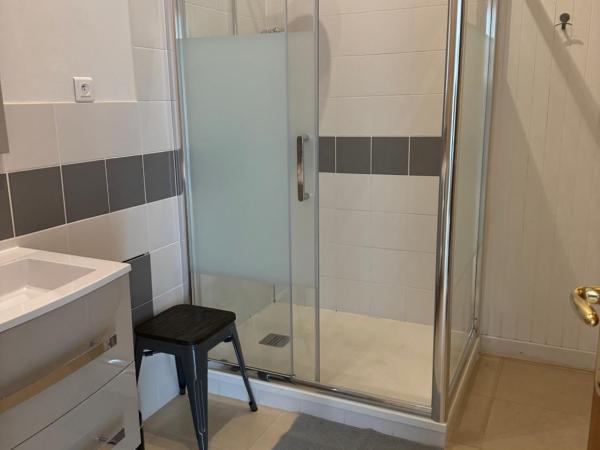 Chambres d'hôtes Des Tours à La Rochelle : photo 1 de la chambre hébergement double st. nicolas - vue sur piscine