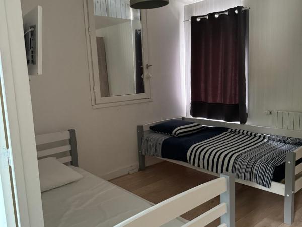 Chambres d'hôtes Des Tours à La Rochelle : photo 3 de la chambre chambre familiale avec douche - la chaîne