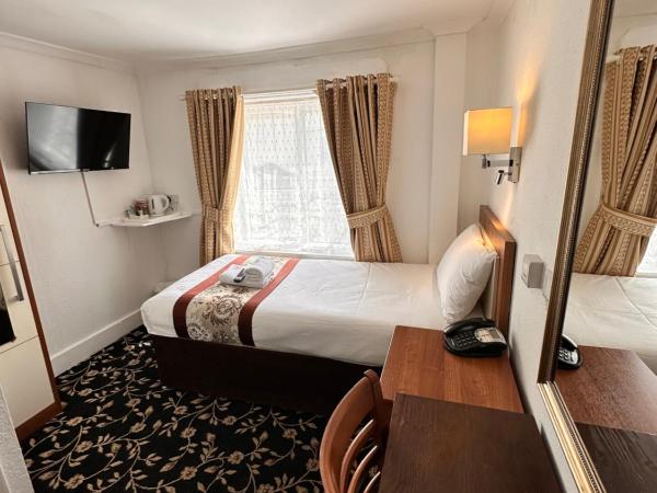 Andorra Guest Accommodation : photo 1 de la chambre chambre simple avec salle de bains privative