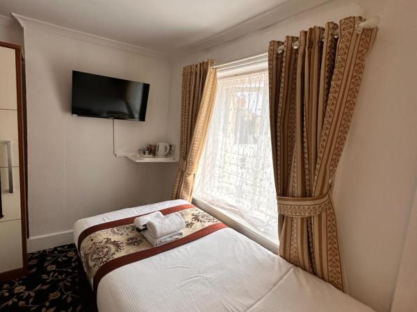 Andorra Guest Accommodation : photo 3 de la chambre chambre simple avec salle de bains privative