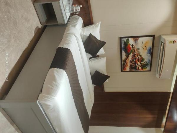 Rainam mansions : photo 1 de la chambre chambre double affaires avec accès à la salle de sport