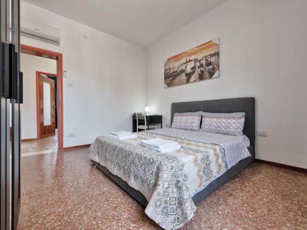 Cozy Best Apartment in city : photo 6 de la chambre chambre double avec salle de bains commune