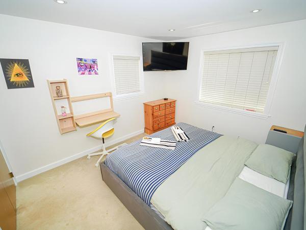 Illuminati Guest House : photo 4 de la chambre chambre lit king-size - vue sur jardin