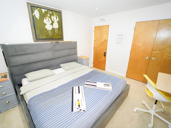 Illuminati Guest House : photo 3 de la chambre chambre lit king-size - vue sur jardin