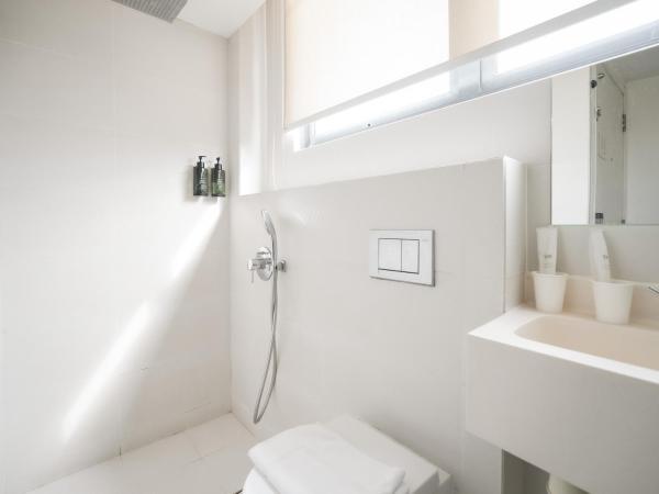 Lion Peak Hotel Dickson : photo 10 de la chambre family room, window