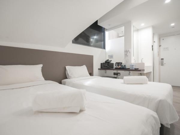 Lion Peak Hotel Dickson : photo 1 de la chambre family room, window