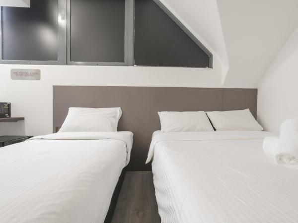 Lion Peak Hotel Dickson : photo 6 de la chambre family room, window