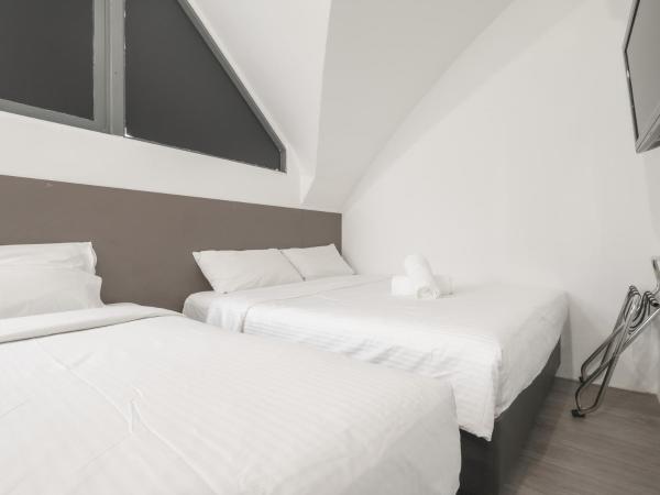 Lion Peak Hotel Dickson : photo 5 de la chambre family room, window