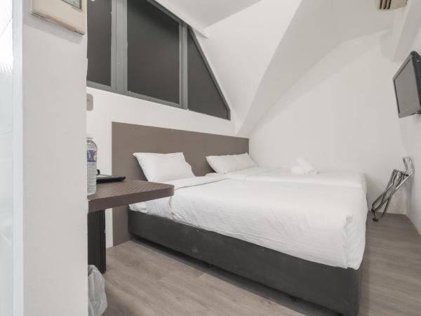 Lion Peak Hotel Dickson : photo 7 de la chambre family room, window