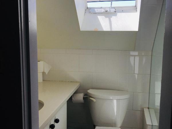 Linda guesthouse : photo 2 de la chambre chambre double avec salle de bains privative