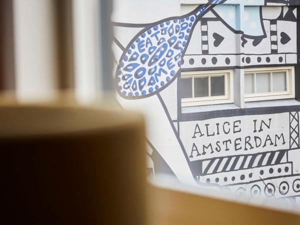 Andaz Amsterdam Prinsengracht - a concept by Hyatt : photo 3 de la chambre chambre lit king-size deluxe - vue sur jardin