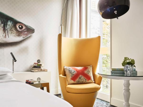 Andaz Amsterdam Prinsengracht - a concept by Hyatt : photo 6 de la chambre chambre lit king-size deluxe - vue sur jardin