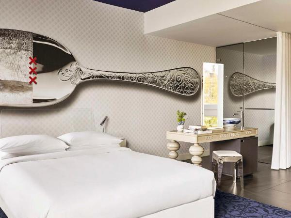 Andaz Amsterdam Prinsengracht - a concept by Hyatt : photo 8 de la chambre chambre lit king-size - vue sur jardin