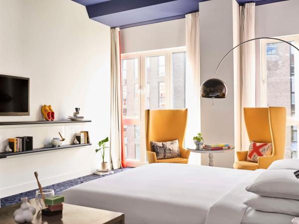 Andaz Amsterdam Prinsengracht - a concept by Hyatt : photo 9 de la chambre chambre lit king-size deluxe - vue sur jardin
