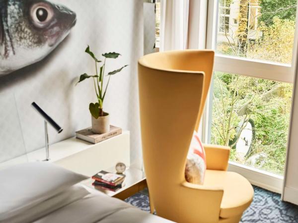 Andaz Amsterdam Prinsengracht - a concept by Hyatt : photo 10 de la chambre chambre lit king-size deluxe - vue sur jardin