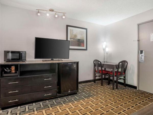 Comfort Suites Nashville Airport - BNA : photo 6 de la chambre suite double avec 2 lits doubles - non-fumeurs