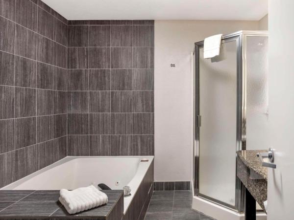 Comfort Suites Nashville Airport - BNA : photo 5 de la chambre suite lit king-size avec jacuzzi - non-fumeurs