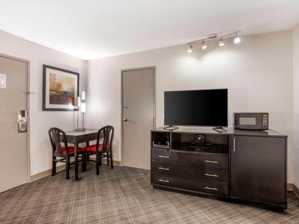 Comfort Suites Nashville Airport - BNA : photo 4 de la chambre suite lit king-size avec jacuzzi - non-fumeurs