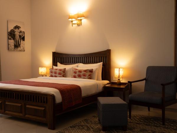 Naila Kothi - A Luxury Boutique Royal Suites in Jaipur : photo 1 de la chambre suite lit king-size avec balcon