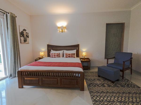 Naila Kothi - A Luxury Boutique Royal Suites in Jaipur : photo 2 de la chambre suite lit king-size avec balcon