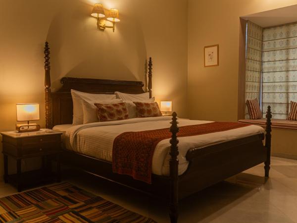 Naila Kothi - A Luxury Boutique Royal Suites in Jaipur : photo 2 de la chambre chambre lit king-size - vue sur jardin