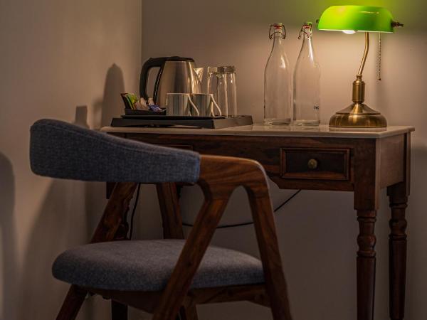 Naila Kothi - A Luxury Boutique Royal Suites in Jaipur : photo 4 de la chambre chambre lit king-size - vue sur jardin