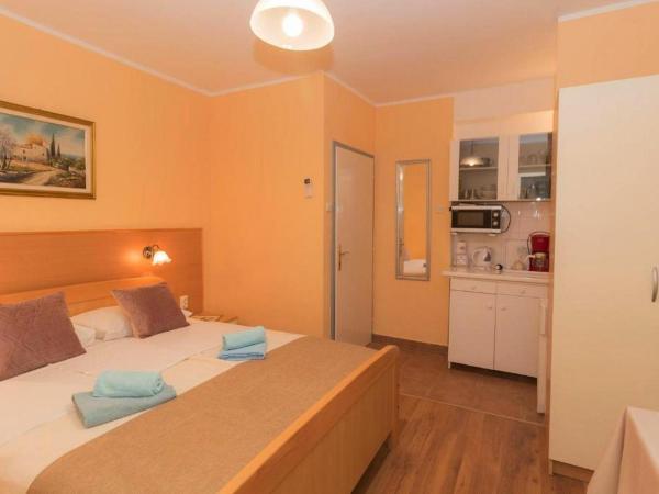 Rooms and Apartments Porto del Mar B & B : photo 8 de la chambre studio avec balcon