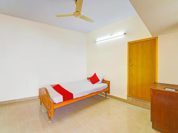 Hotel O KGT Guest House : photo 10 de la chambre chambre triple classique