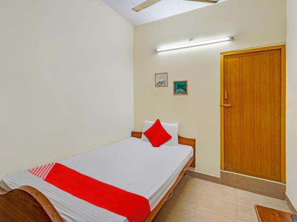 Hotel O KGT Guest House : photo 5 de la chambre chambre triple classique