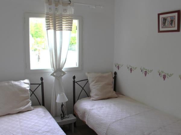 Gîte avec piscine proche Loriol-du-Comtat : photo 7 de la chambre suite familiale