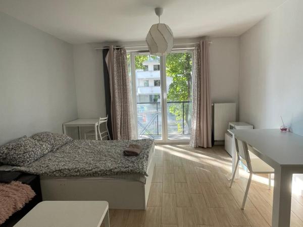 airport cybernetyki2 inn : photo 2 de la chambre chambre double avec toilettes communes