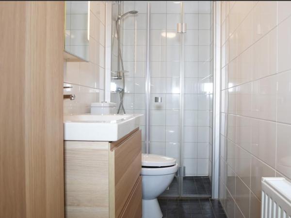 Forenom Hostel Gothenburg Säve : photo 2 de la chambre chambre lits jumeaux avec salle de bains privative séparée