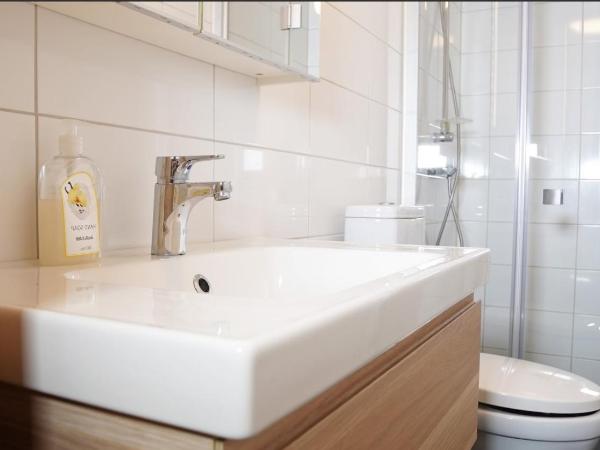 Forenom Hostel Gothenburg Säve : photo 3 de la chambre chambre lits jumeaux avec salle de bains privative séparée