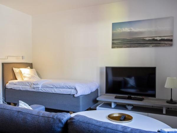 Forenom Hostel Gothenburg Säve : photo 6 de la chambre chambre lits jumeaux avec salle de bains privative séparée