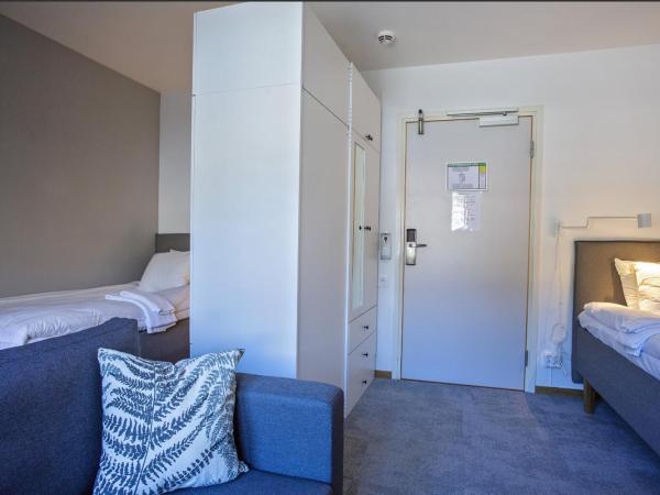 Forenom Hostel Gothenburg Säve : photo 7 de la chambre chambre lits jumeaux avec salle de bains privative séparée