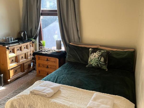 House in Antrim road : photo 1 de la chambre chambre double avec salle de bains commune