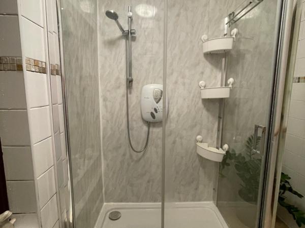 House in Antrim road : photo 6 de la chambre chambre double avec salle de bains commune