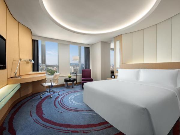Crowne Plaza Shenzhen Futian, Near to Shenzhen Convention&Exhibition Centre, Shenzhen Stock Exchange and Shenzhen Civic Center, Outdoor Heated Pool : photo 4 de la chambre chambre king standard avec vue sur ville