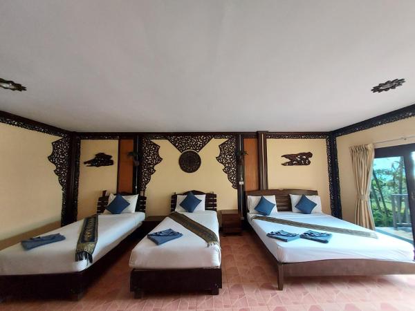 Paradise Pearl Bungalows : photo 2 de la chambre chambre familiale - vue latérale sur mer