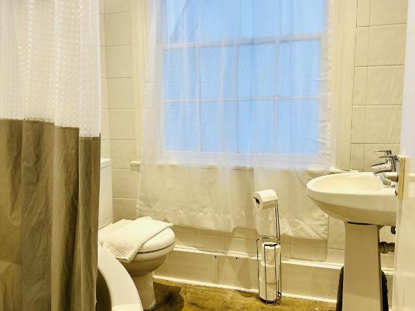 X Hotel Brunswick Square : photo 5 de la chambre chambre quadruple avec salle de bains privative