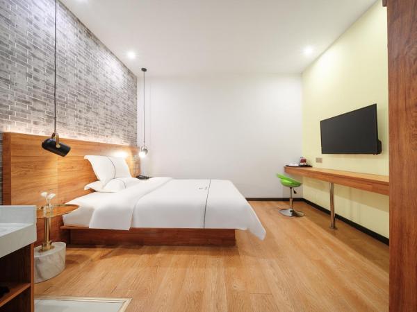 QiQiaoWu Fashion Hotel - Beijing Songjiazhuang Subway Station : photo 7 de la chambre chambre lit queen-size deluxe