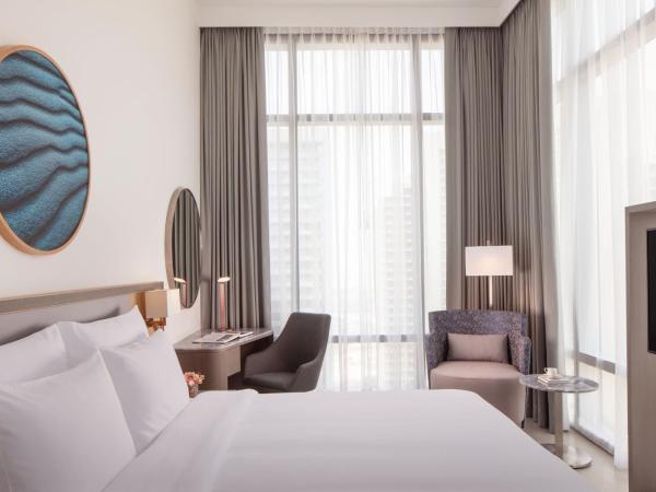 The First Collection at Jumeirah Village Circle, a Tribute Portfolio Hotel : photo 4 de la chambre chambre lit king-size sky classique avec accès au club de plage soluna - vue sur ville