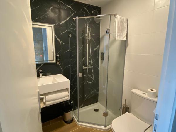 Logis Hôtel de la Tour : photo 3 de la chambre chambre double