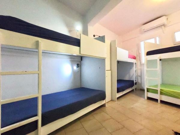 Fira Backpackers Place : photo 4 de la chambre lit dans dortoir mixte de 8 lits