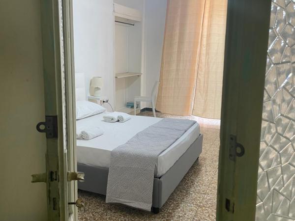 Hostel BB La Fenice : photo 6 de la chambre chambre double standard avec salle de bains commune