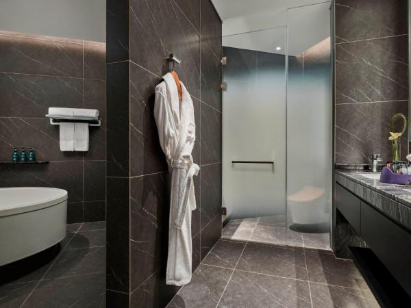 Crowne Plaza Shanghai Snow World, an IHG Hotel : photo 1 de la chambre suite junior avec lit king-size et vue sur parc